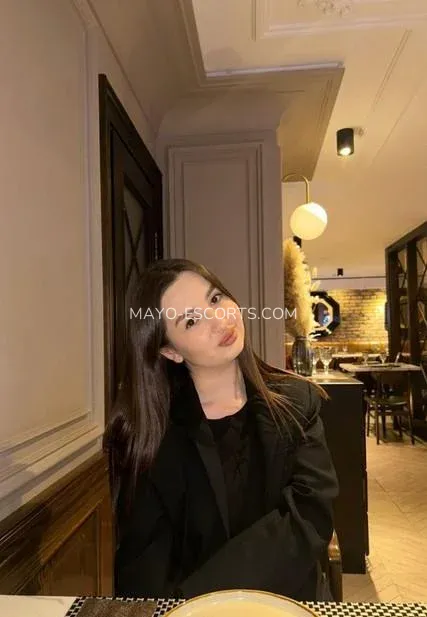 Mayo escorts Tecla — 3