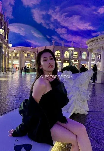 Mayo escorts Ellinor — 5