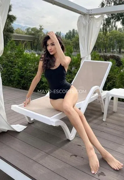 Mayo escorts Isabel — 8