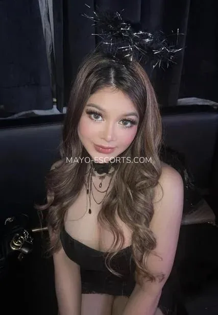 Mayo escorts Caroline — 1