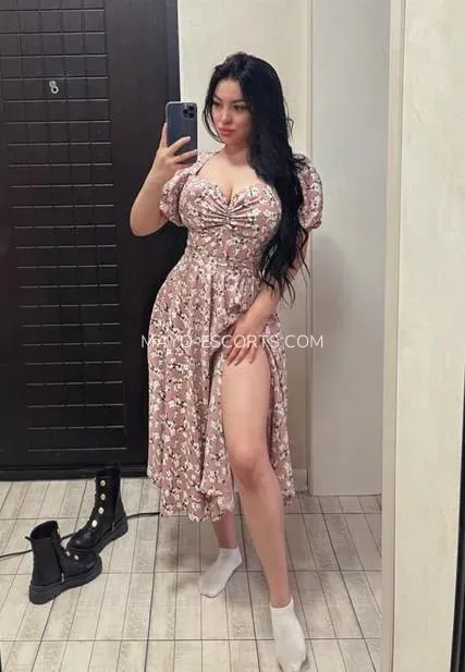Mayo escorts Lindsey — 3
