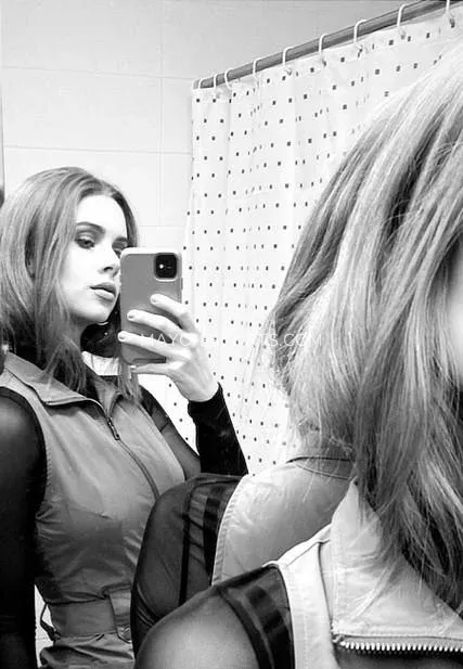 Mayo escorts Isabelle — 1