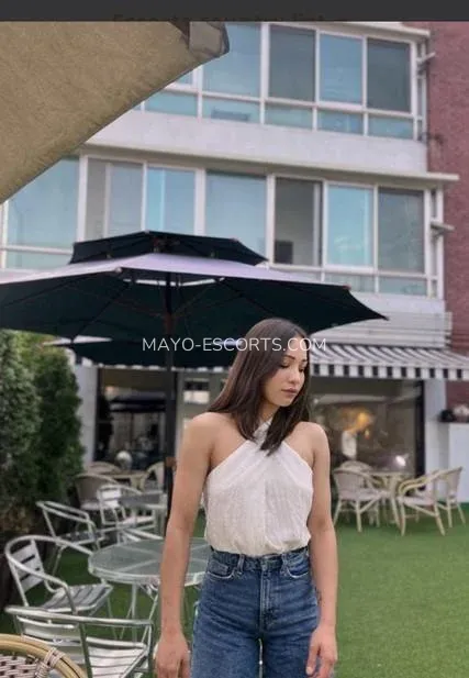 Mayo escorts Tecla — 4