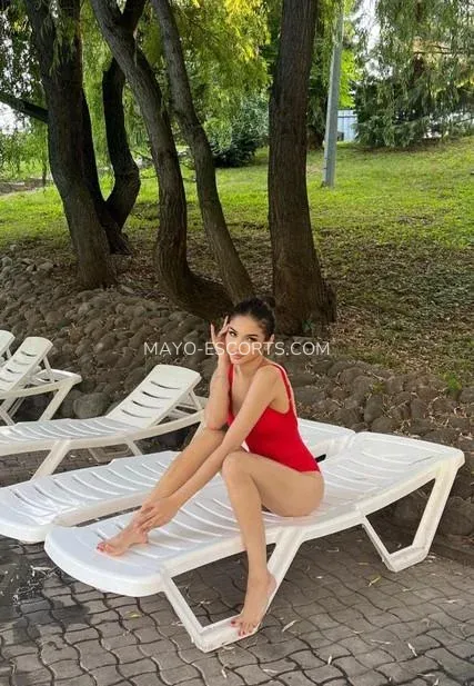 Mayo escorts Isabel — 1