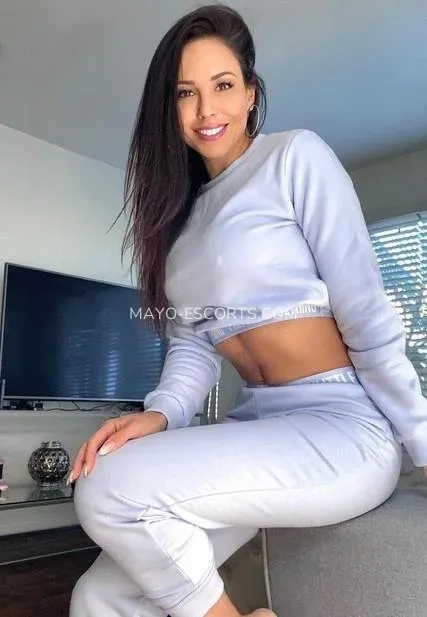 Mayo escorts Macy — 4