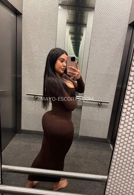 Mayo escorts Lindsey — 2